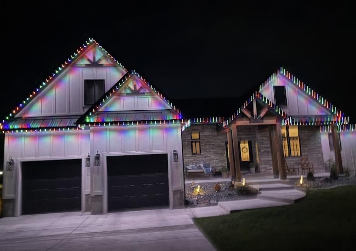 Multicolor permanent roofline lighting